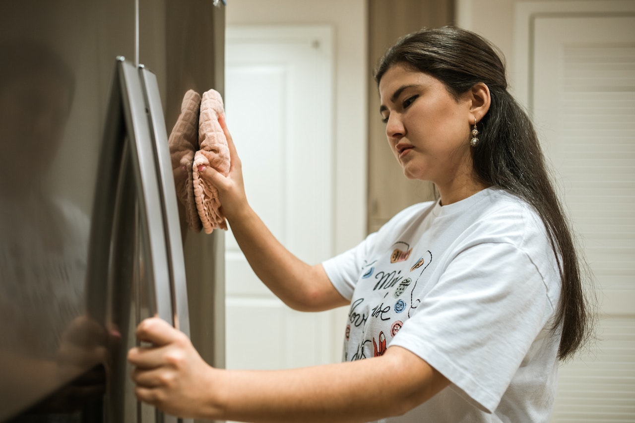 Read more about the article 3 Impressive Benefits of Cleaning Your Refrigerator